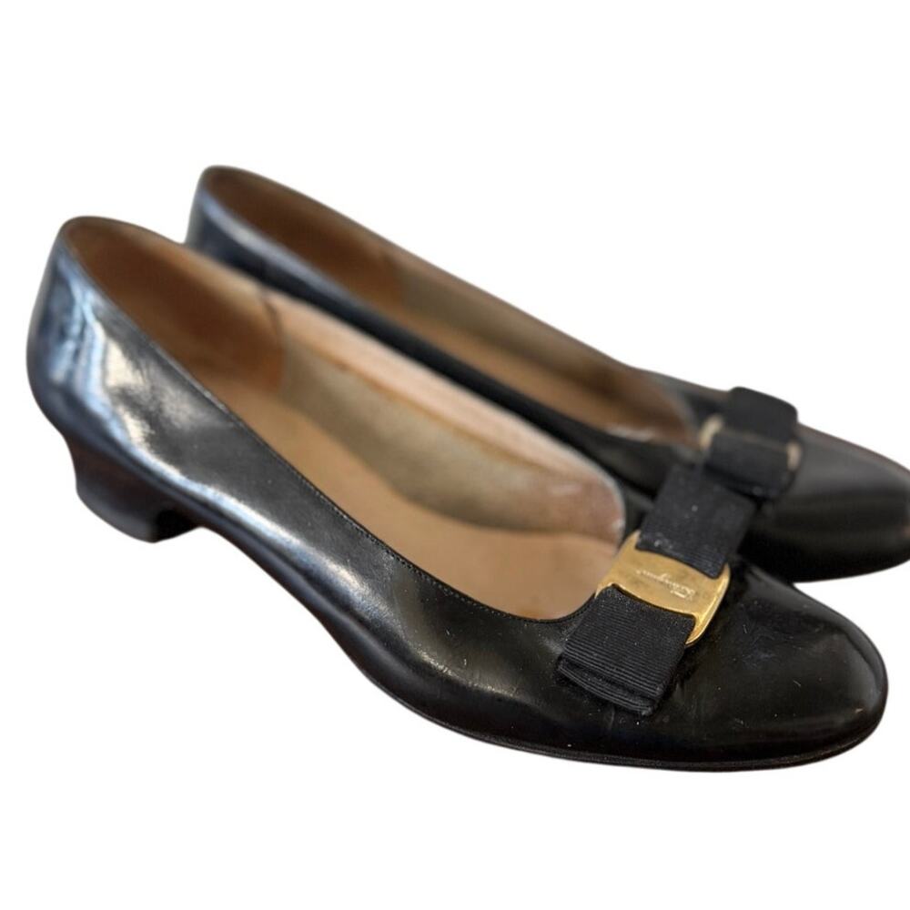 Ferragamo Vara Black Leather & Gold Logo Bow Low Heel Pump Career Modest